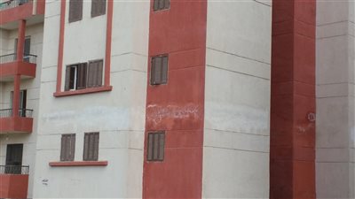 بالصور.. مشكلات الصرف الصحى تشوّه عمارات «الإسكان» بالعاشر مع غياب المسئولين