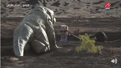 شاهد.. «مخيون» يواجه سحلية «رامز» بالرمال