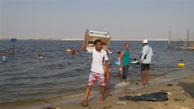 المهن الأكثر استفادة من «الصيف».. «الأيس كريم» و«الشواطىء» متلازمان.. «إيجار الشماسي» مصدر رزق لكثير من الأسر.. و«بائع الفريسكا» مهنة كل الشباب