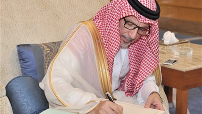 بالصور.. سفارة المملكة تفتح سجلًا للسعوديين لمبايعة ولي العهد