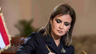 سحر نصر تبحث مع سفير سنغافورة زيادة الاستثمارات فى مصر