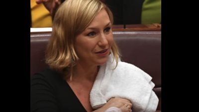 شاهد.. برلمانية أسترالية ترضع طفلتها داخل مجلس الشيوخ في مفاجأة للجميع