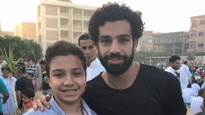 بالصور..محمد صلاح وسط أهالى قريته يؤدى صلاة العيد