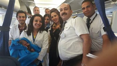 بالصور.. ولادة في السماء علي متن طائرة قادمة من تشاد