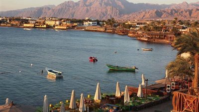 2007 سائحين من مختلف الجنسيات يزورون مدينة دهب