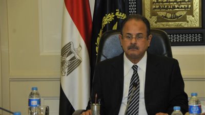 وزير الداخلية يوجه بتقديم الرعاية الطبية لطفل مصاب بـ«وهن بالعضلات»