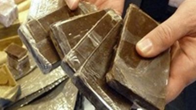 أمن الأقصر يضبط حشيش وأفيون بحوزة عامل بالبر الغربي