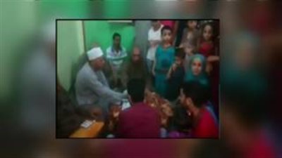 فيديو مأساوي.. مأذون يفارق الحياة أثناء عقده قران ابنته