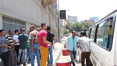 بالصور.. غضب بين «سواقين الميكروباص» بعد زيادة أسعار البنزين والسولار 