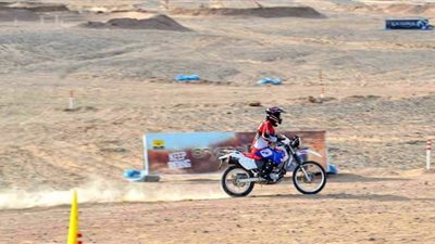 علي عبده يحطم الرقم القياسي بموسوعة جينيس لسباق الدراجات النارية بالجونة