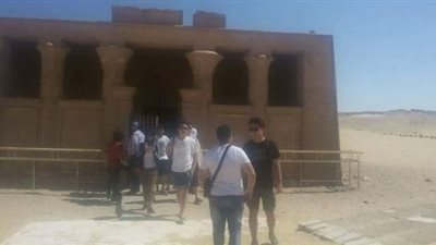 طلاب الجامعة الألمانية يزورون المنطقة الأثرية بـ«تونا الجبل» بالمنيا