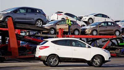 تاجر سيارات عن ارتفاع سعر البنزين: «الضرب في الميت حرام»