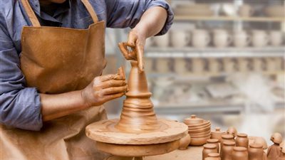 الحرف اليدوية تتفق مع «تنمية المشروعات الصغيرة» على توفير الدعم لرفع كفاءة المنتجات 