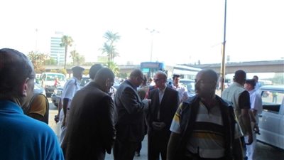 محافظ القاهرة يطمئن على التزام السائقين بالتعريفة الجديدة بموقف عبدالمنعم رياض