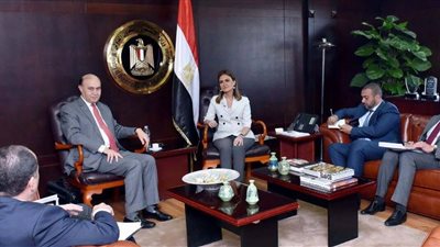  مميش وسحر نصر يبحثان تنفيذ خطة لدعم المشروعات الاستثمارية فى قناة السويس