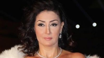  بالصور.. «غادة عبد الرازق » تثير الجدل من جديد على البحر