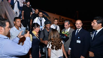 عاااااجل.. وصول رونالدينهو للمشاركة في حملة عالم خال من فيروس 