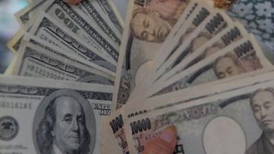 الدولار الأمريكي يرتفع مقابل الين ويستقر أمام اليورو