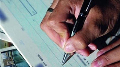 «المالية» تحذر من إصدار شيكات ورقية لصرف مستحقات العاملين