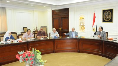 وزير الإسكان يبحث مع 