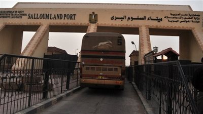 عودة 316 مصريًا ووصول 85 شاحنة من ليبيا عبر منفذ السلوم