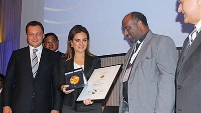 بالفيديو.. لحظة تكريم سحر نصر بمنتدى «كرانس مونتانا» وحصولها على الميدالية الذهبية