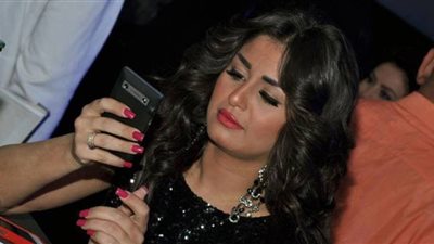 شاهد.. منة فضالي تنشر لايف مثير