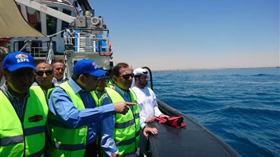 وزير البترول يتفقد أعمال التشغيل التجريبي لرصيف الغاز بميناء«السخنة»