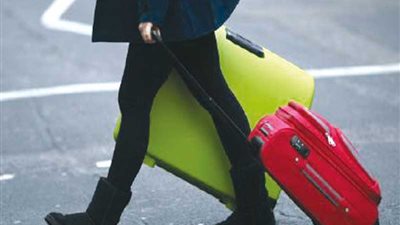 «وزيرة بريطانية»: أزمة المهاجرين عادت لتتصدر المشهد.. والحل في أفريقيا