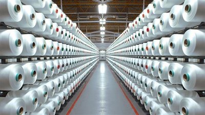 شركات الغزل والنسيج ضحية «المركزي».. «القابضة»: قرارات «عامر» أشعلت أزمة الخامات.. و«الوادى»: ارتفاع جديد بأسعار القطن