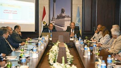 محافظ الإسكندرية ووزير التنمية المحلية يجتمعان لمناقشة المباني المُخالفة بالثغر