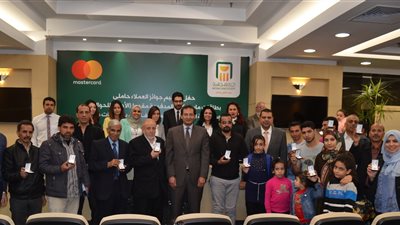  «الأهلي المصري» يسلم الجنيهات الذهبية لـ 90 عميلا