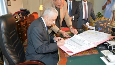 بالصور.. «وزير التعليم» يعتمد نتيجة الثانوية العامة ويهنئ الأوائل تليفونيًا