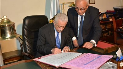 بالصور.. المتحدث الرسمى لوزارةالتعليم: الوزير يهنئ الطلاب الأوئل بالثانوية العامة هاتفيا 