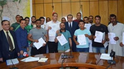 «محمد سعفان» يسلم 27 عاملا عقود عمل أمن ومقاولات بإحدى دول الخليج