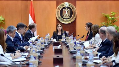 وزيرة الاستثمار تبحث مع عدد من الشركات تنفيذ برنامج تشغيل الشباب 