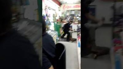 بالفيديو.. شرطي يعتدي على امرأة بالضرب بطريقة وحشية