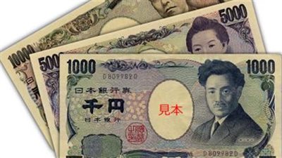 الين يتراجع بفعل توقعات الرفع البطيء لأسعار الفائدة