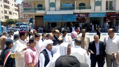 «محافظ مطروح» يقود وقفة احتجاجية للتنديد بالأعمال الإرهابية ضد قواتنا فى سيناء 