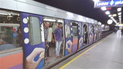 بالصور.. كارثة في محطة مترو الدقي.. والركاب يصرخون: «هتموتونا يا ولاد الكلب»