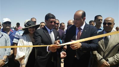 بالصور.. محافظ مطروح وسفير الهند يفتتحان مشروع إنارة قرية أجعوين بالطاقة الشمسية 