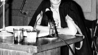 وزير الآثار ينعي الدكتورة تحفة حندوسة عالم المصريات