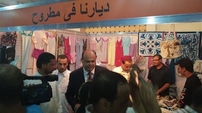 بالصور.. محافظ مطروح يفتتح معرض «ديارنا» للأسر المنتجة