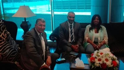 المطربة الأمريكية «جلوريا جينور» تصل القاهرة