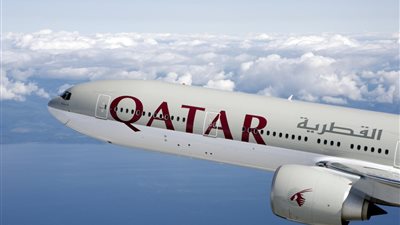 شاهد| رئيس شركة الطيران القطرية يوصل المسافرين بنفسه للبوابات