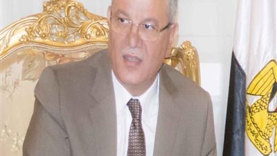 محافظ المنيا يقدم العزاء لأسرتي شهيدي الوطن بملوي