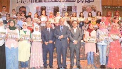 «محافظ المنيا» يكرم 114 طالبا من أوائل الشهادات العامة