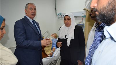 بالصور.. محافظ البحر الأحمر يطمئن على السائحين المصابين بالغردقة