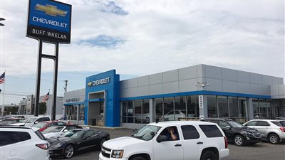 بالصور.. حريق أكثر من 30 سيارة لأحد وكلاء شيفروليه