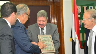 بالصور.. وزير التنمية يكرم مدير مكتبه لبلوغه سن المعاش